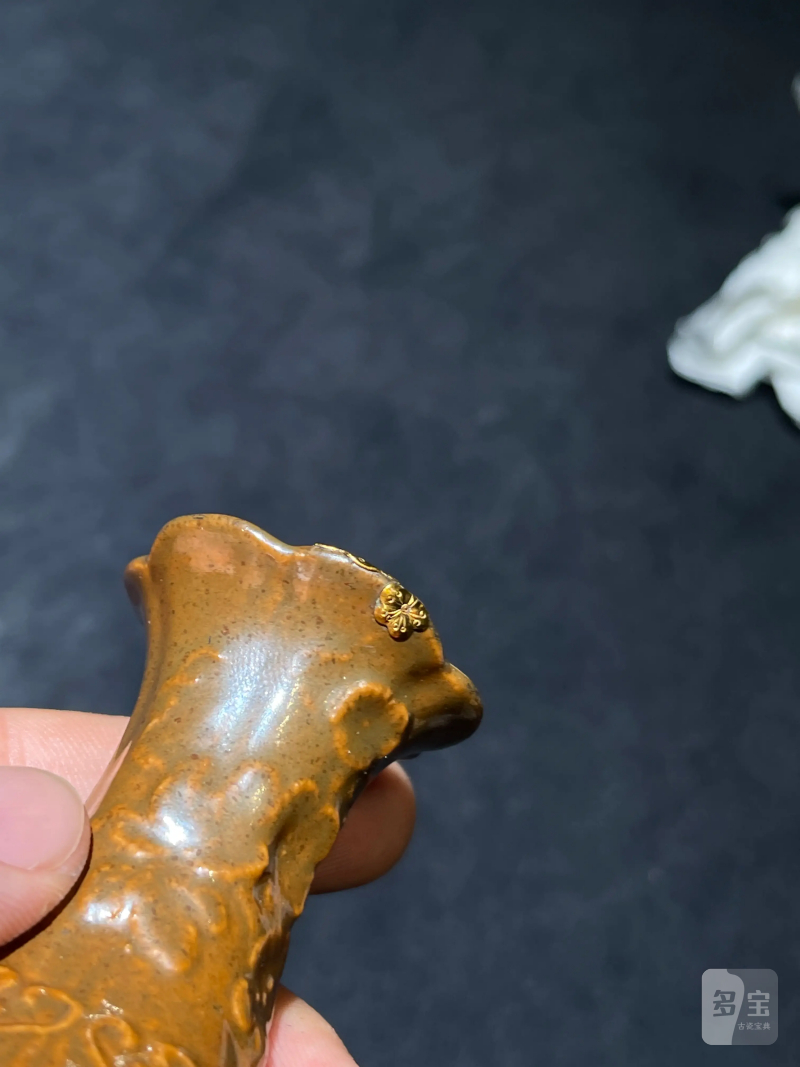 清乾隆 紫金釉模印瓜瓞连绵纹花口瓶 - 图8